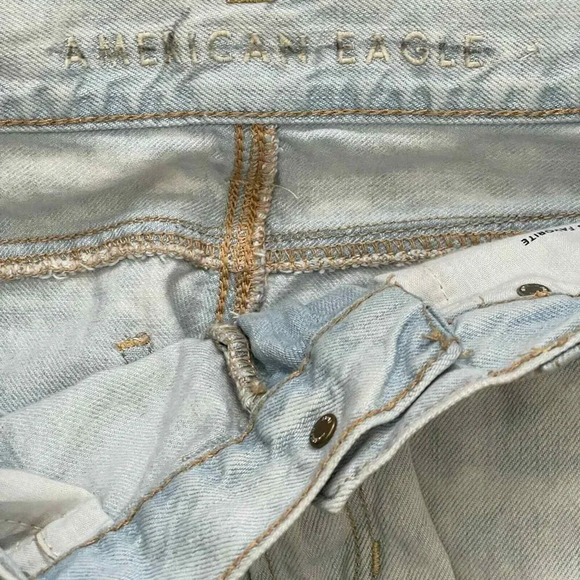 American Eagle Outfitters Distressed Mom Jeans Size 4 Raw Hem Light Wash - Picture 9 of 11
